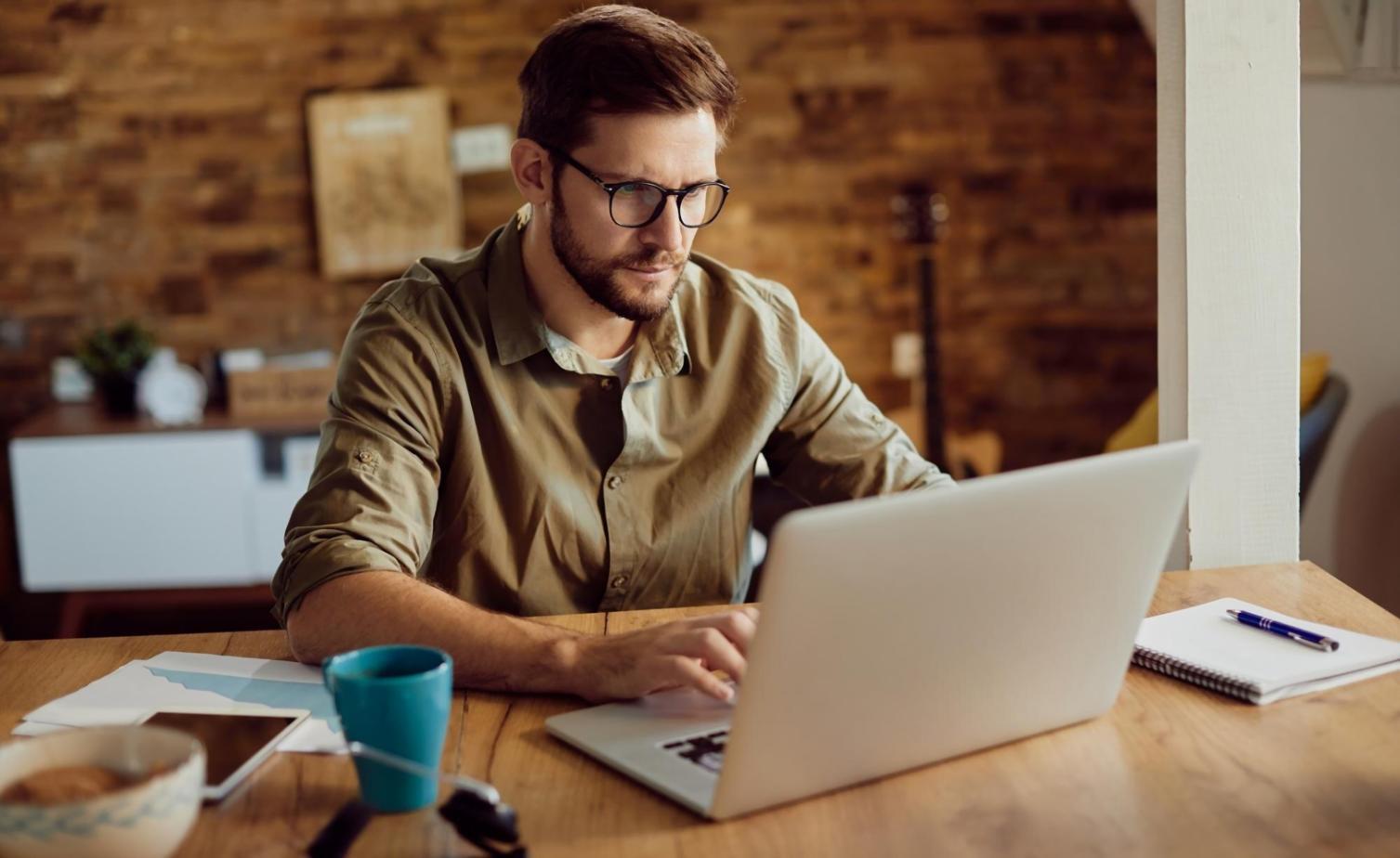 Professionelle Finanzanalyse am modernen Arbeitsplatz mit Datenvisualisierungen
