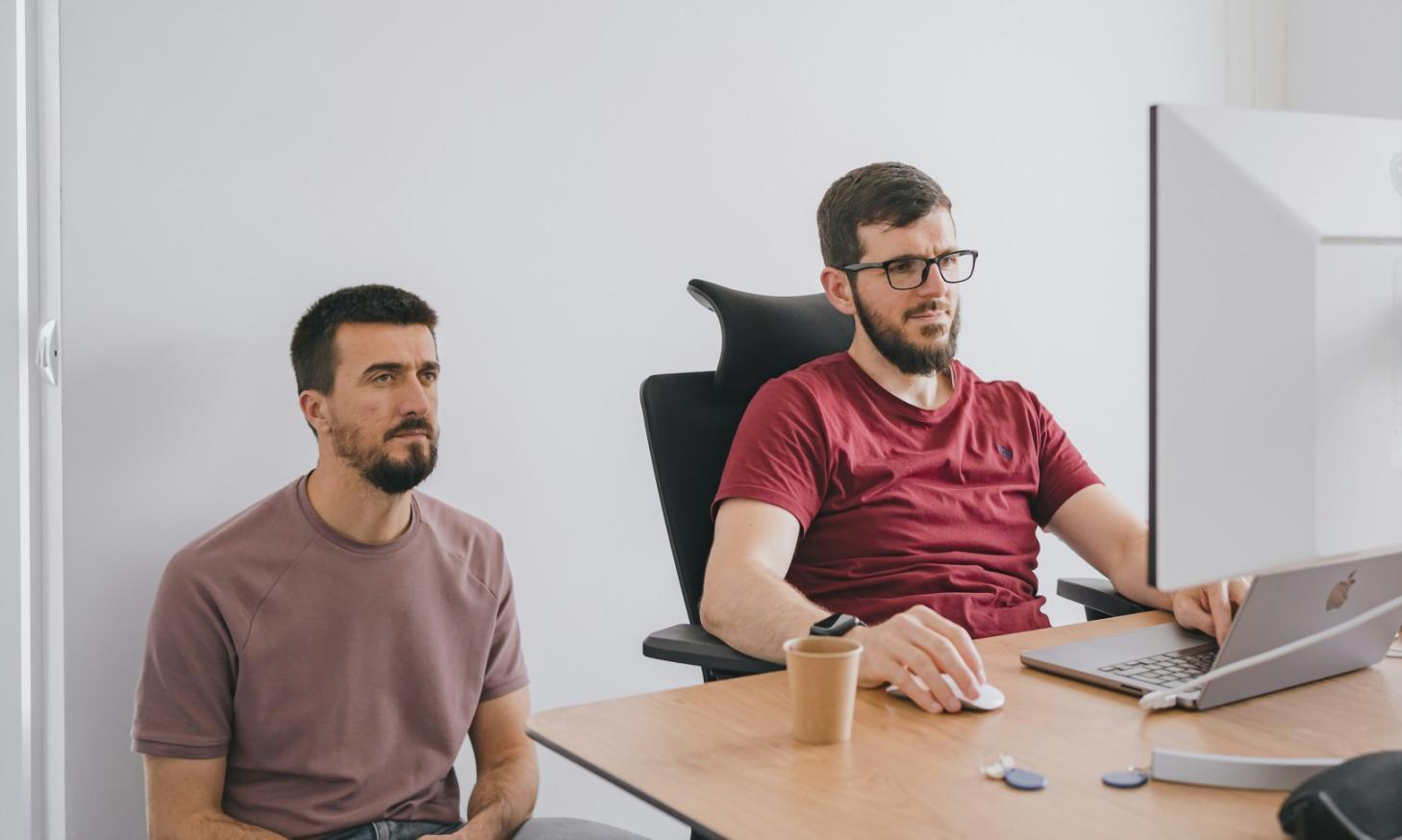 Finanzanalyse Arbeitsplatz mit Charts und Modellen